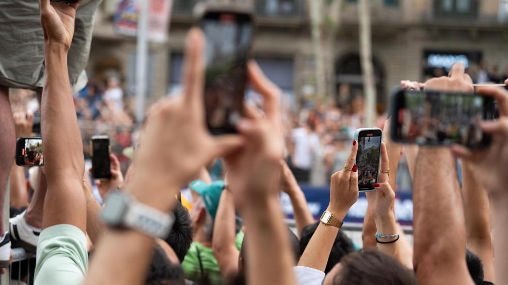 Miles de móviles grabando el evento de la Fórmula 1 en Barcelona