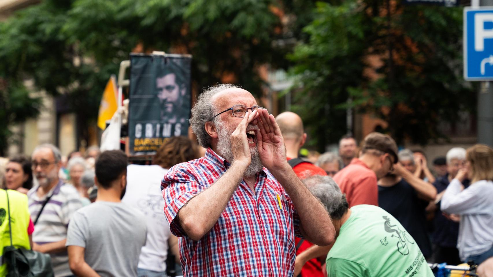 Un manifestante protesta en contra de la exhibición de Fórmula 1 en Barcelona