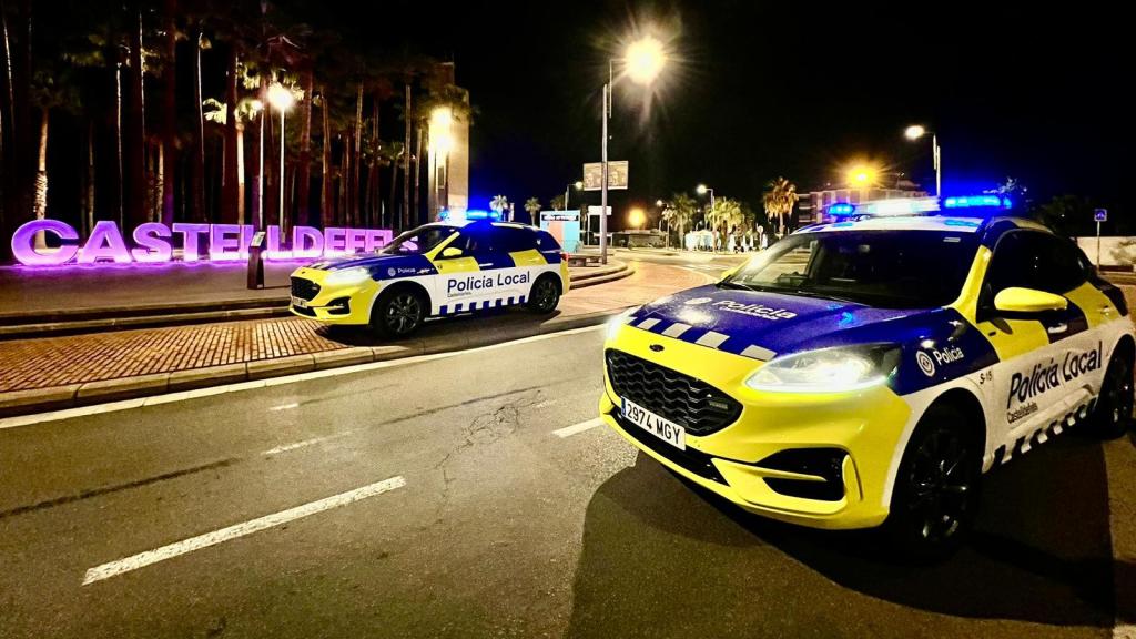 Patrullas de la Policía Local en el paseo marítimo de Castelldefels