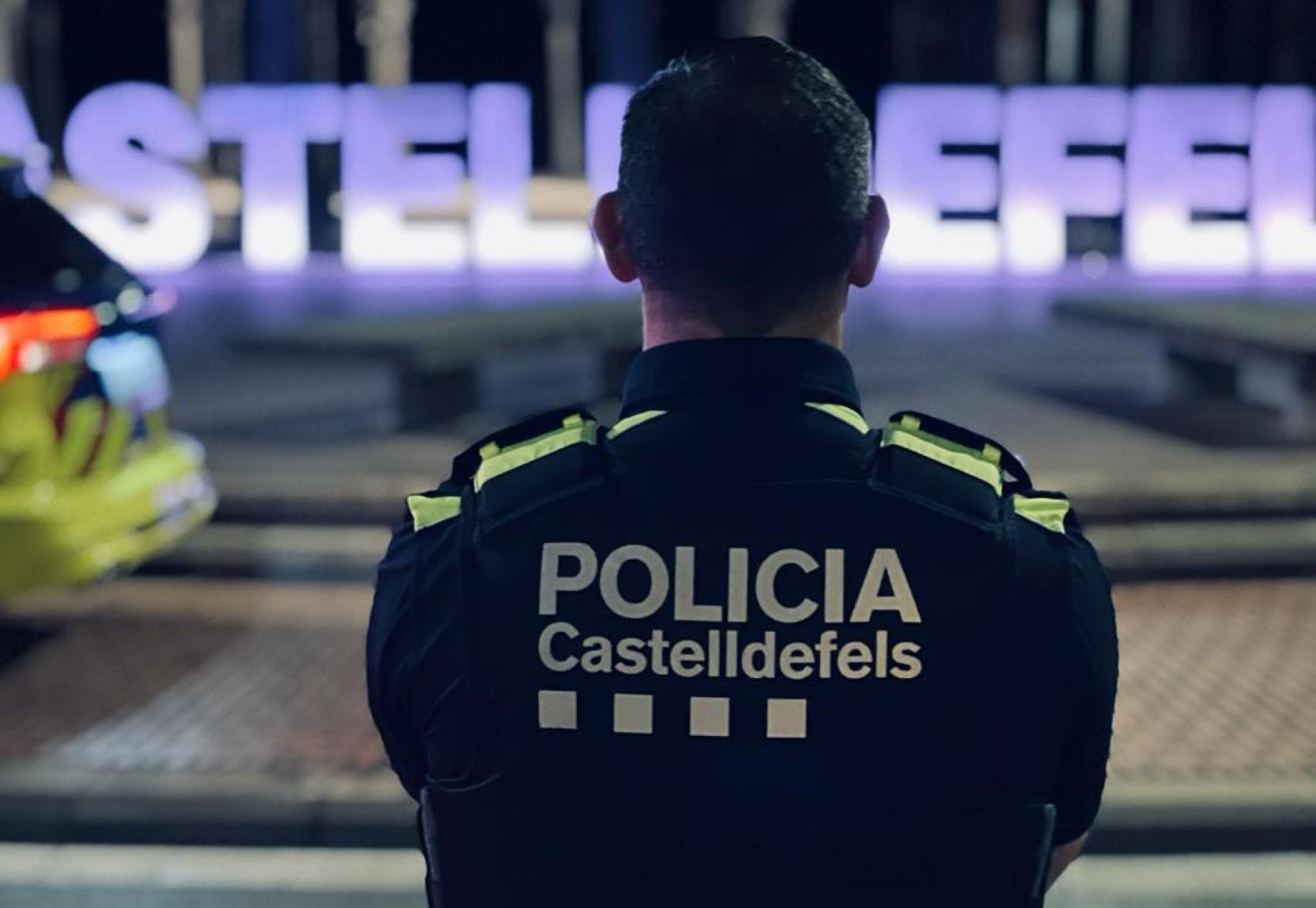 Agente de la Policía Local controlando en el paseo marítimo de Castelldefels