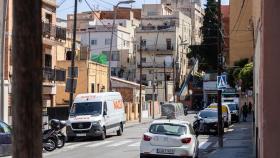 Una calle de Barcelona con palos de apoyo de cableado eléctrico y de telecomunicaciones