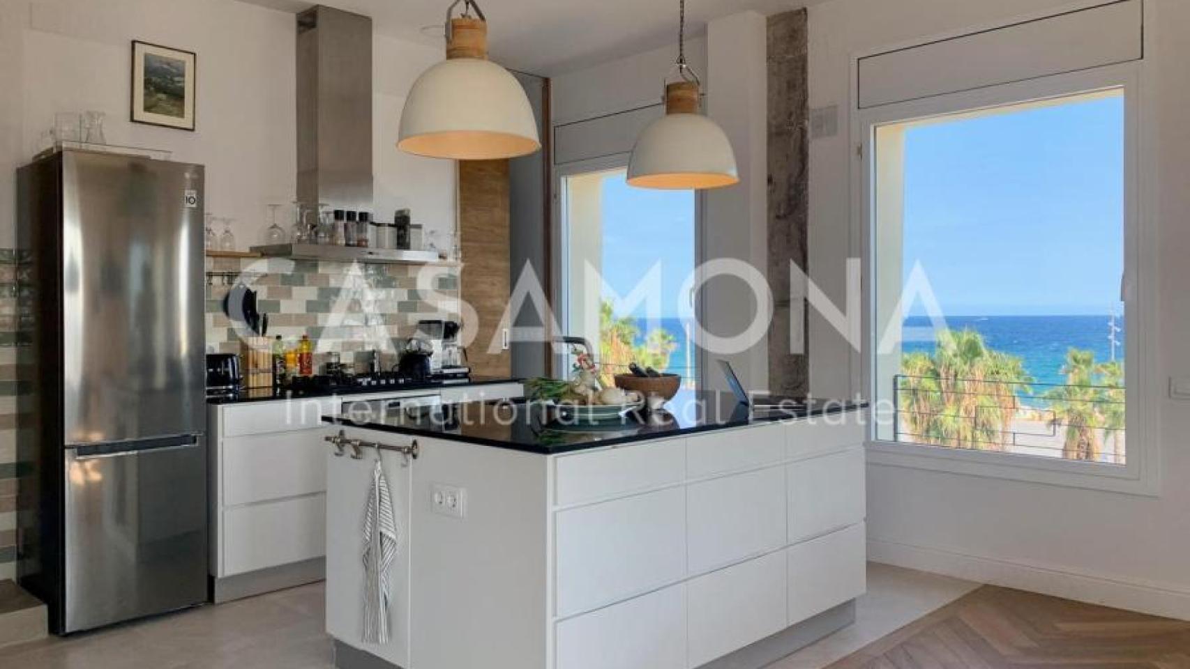 Cocina del piso de 140 m2 que se alquila por 25.000 euros en la Barceloneta