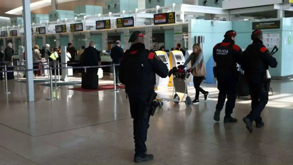 Agentes de los Mossos patrullando por el Aeropuerto de Barcelona