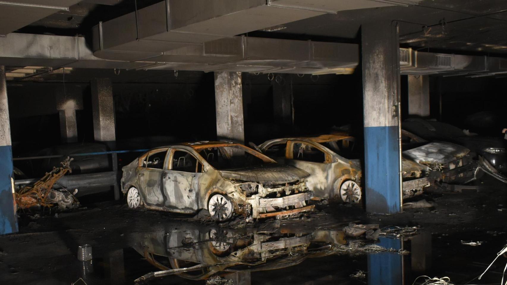 Imagen de los coches calcinados en un garaje de Santa Coloma de Gramenet