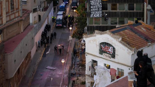 Vista general de los antiguos edificios okupados de la Ruïna y el Kubo