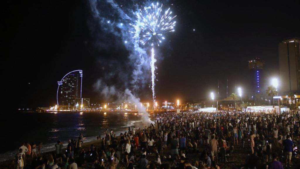 Fuegos artificiales durante la tradicional verbena de Sant Joan en la Barceloneta