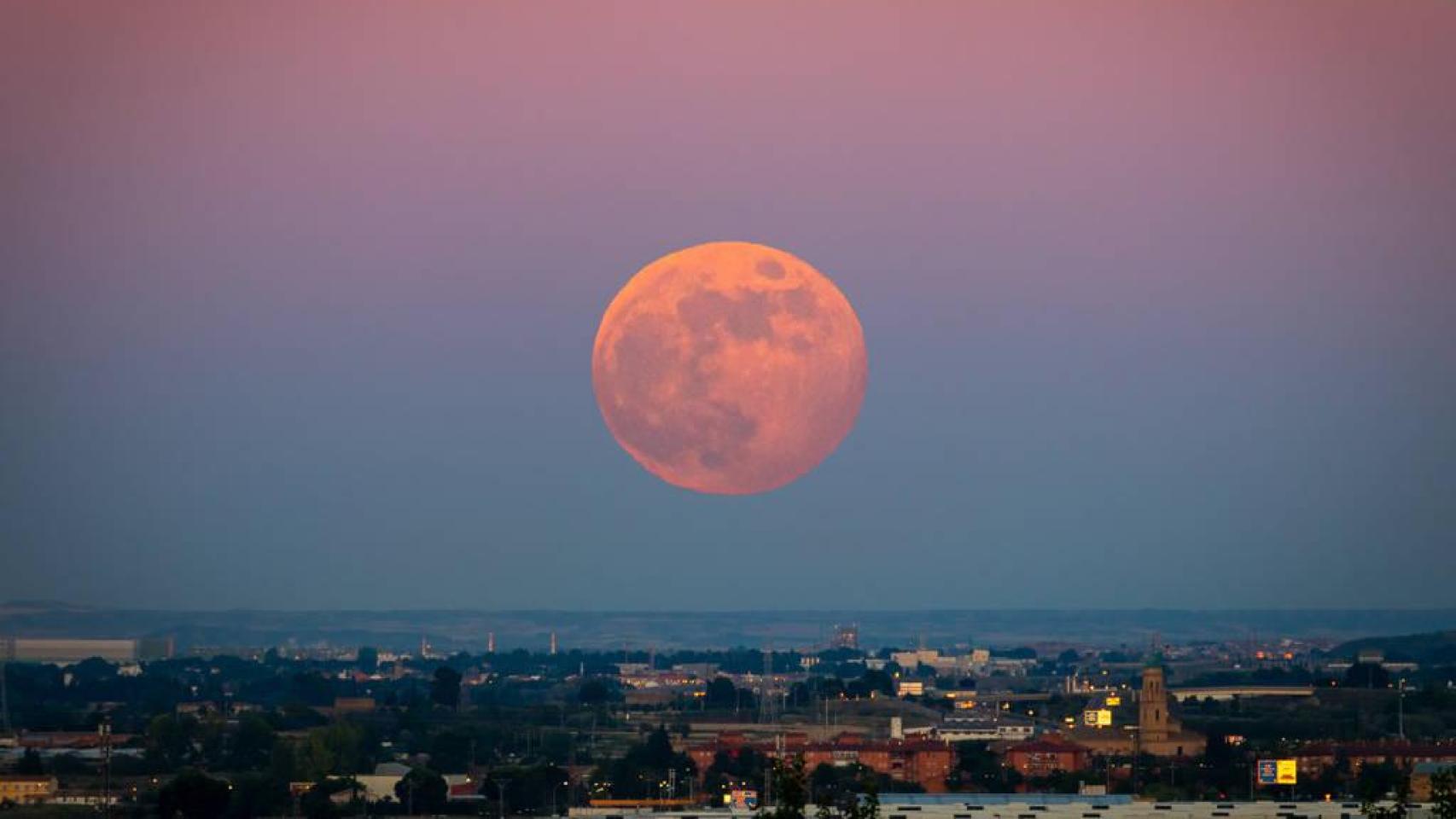 El fenómeno de la ‘Superluna’ de miel en Barcelona