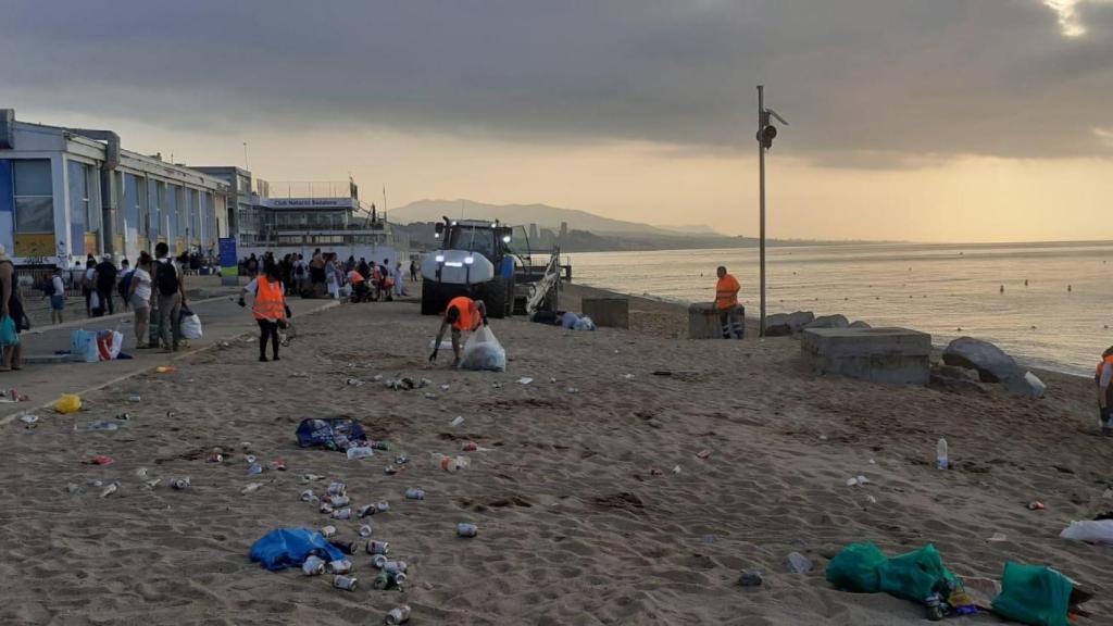 La playa de Badalona tras una verbena de Sant Joan