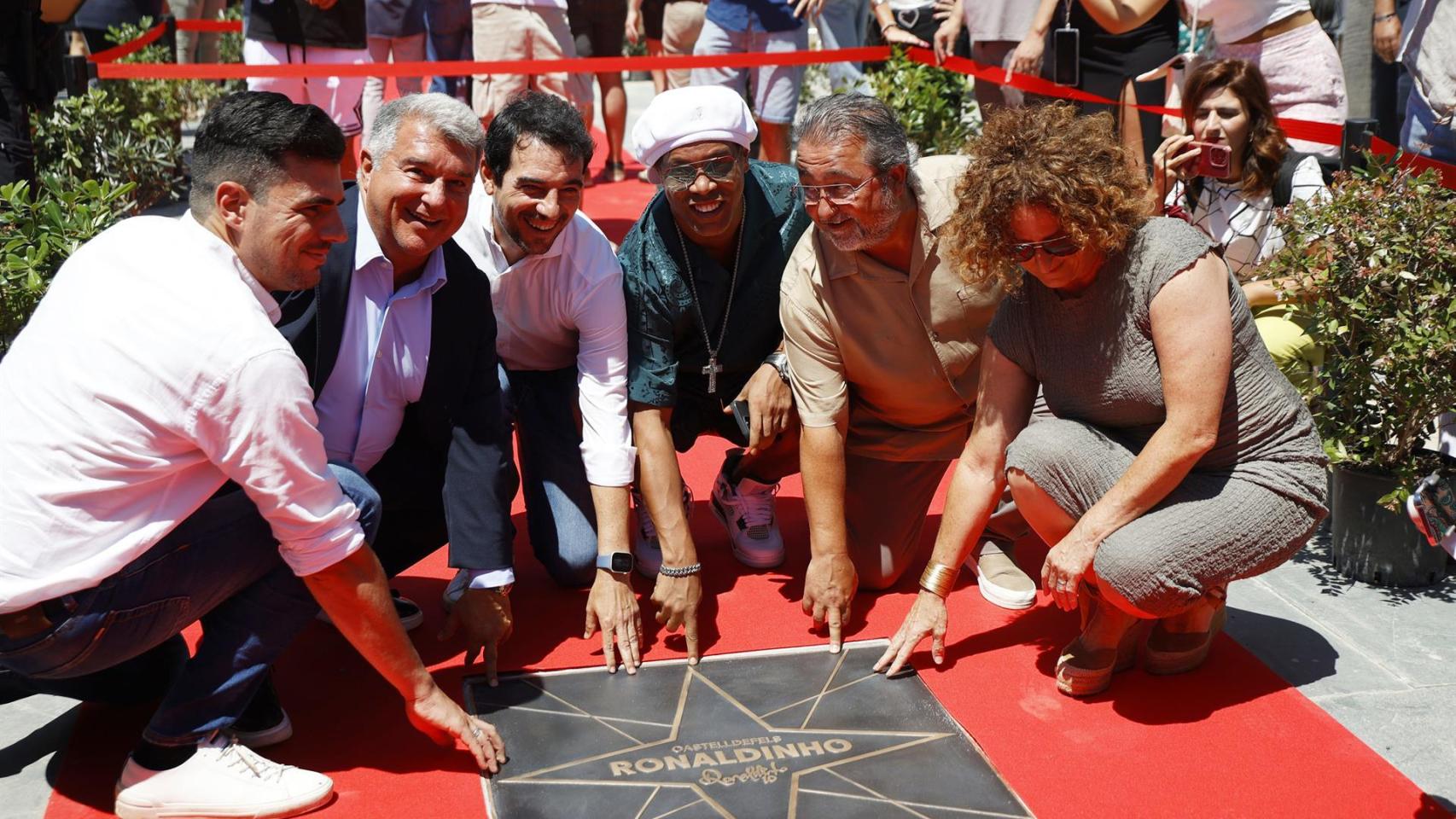 El presidente del FC Barcelona, Joan Laporta, y el exfutbolista brasileño Ronaldinho Gaúcho inauguran el 'Paseo de las Estrellas'