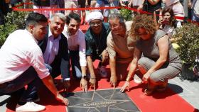 El presidente del FC Barcelona, Joan Laporta, y el exfutbolista brasileño Ronaldinho Gaúcho inauguran el 'Paseo de las Estrellas'