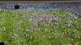 Aficionados del Espanyol saltando al campo para celebrar el ascenso de su equipo