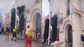 Arde el ciprés del Ayuntamiento de Badalona por tercera vez en un año y medio