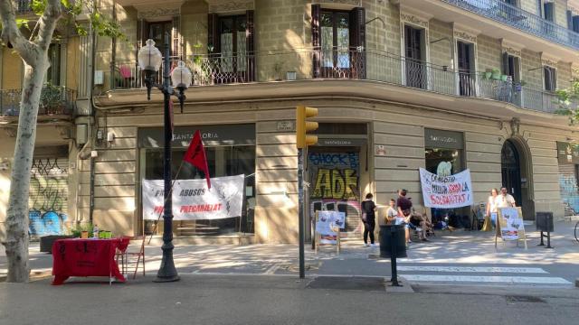 Piquete informativo de los trabajadores en huelga de la panadería de Santagloria