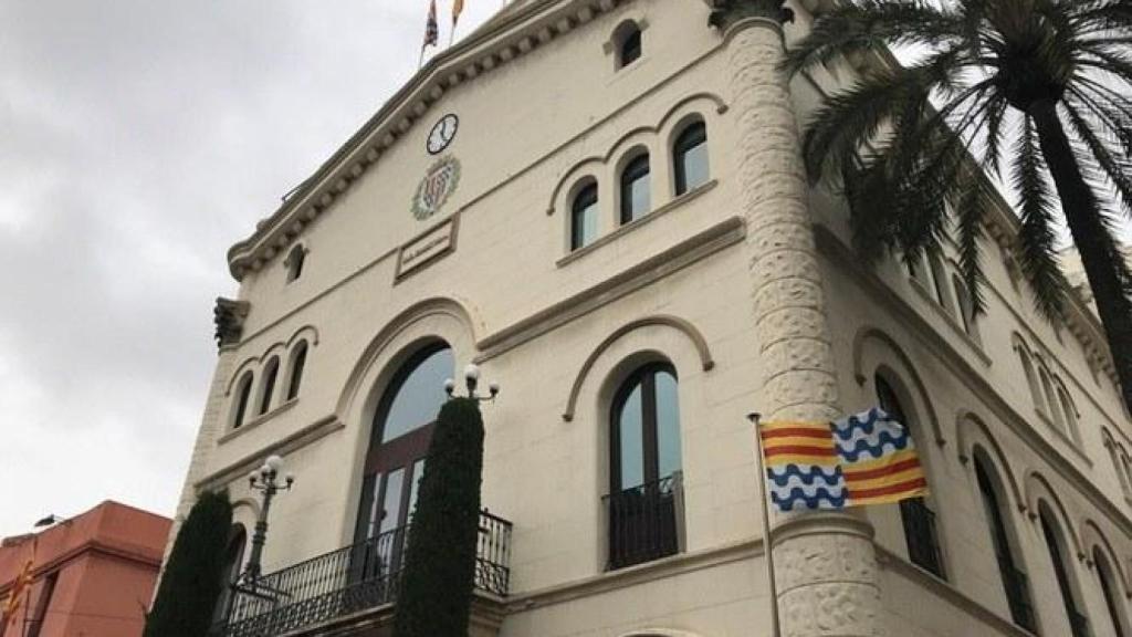 Exterior del Ayuntamiento de Badalona, en la plaza de la Vila