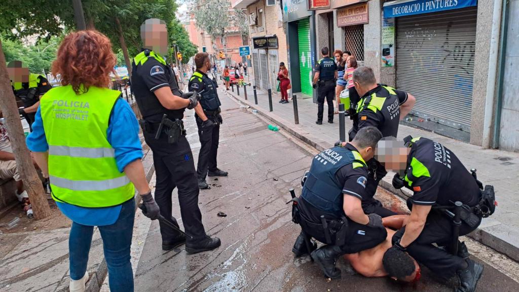 Momento de la detención de uno de los implicados en la pelea de L'Hospitalet