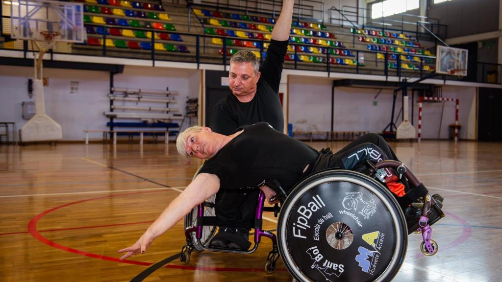 Luisa Huidobro practica baile sobre silla de ruedas
