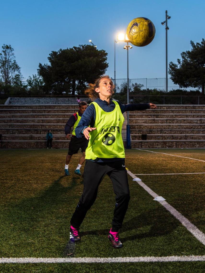 Elisabet Navarlaz, futbolista y entrenadora de un equipo de niñas gitanas en La Mina