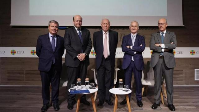 Jordi Xuclà (vicepresidente de Ágora Diplomática), Pau Herrera (presidente de Ágora Diplomática), José Manuel García-Margallo (ex ministro de Asuntos Exteriores y Cooperación), Juan Corona Ramón (director del Instituto de Estudios Globales) y Javier Tello (director general de la Fundación Universitaria San Pablo CEU)