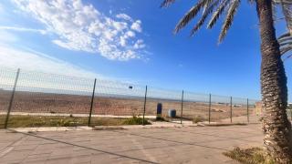 La descontaminación de la playa de Sant Adrià, una "odisea" que se alarga por cuarto año consecutivo