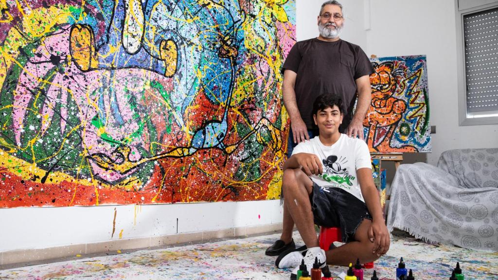 Juanito Cortés junto a su padre Juan, en el estudio de Sabadell