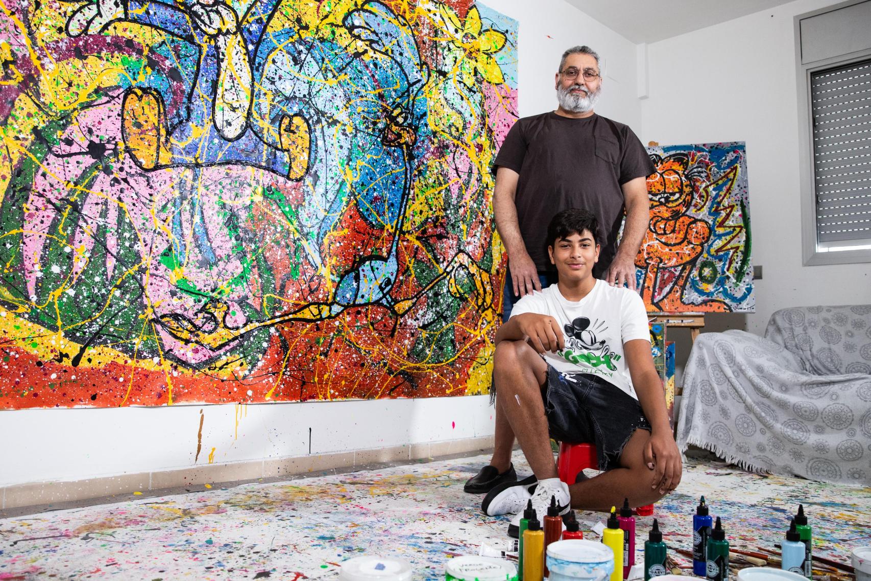 Juanito Cortés junto a su padre Juan, en el estudio de Sabadell