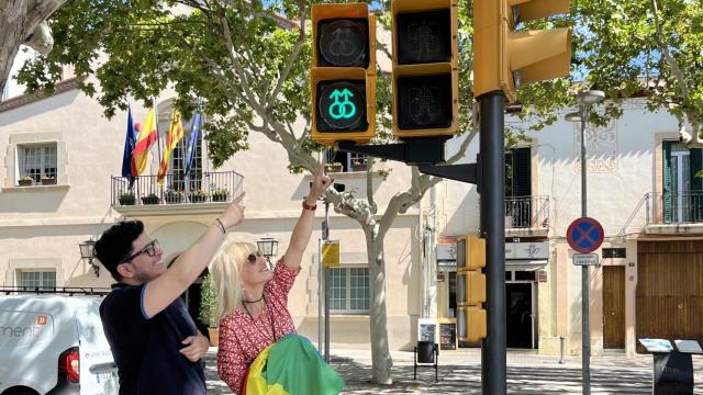 La alcaldesa de Esplugues, Pilar Díaz, y el regidor Carlos Durán señalan la simbología gay de uno de los semáforos del municipio