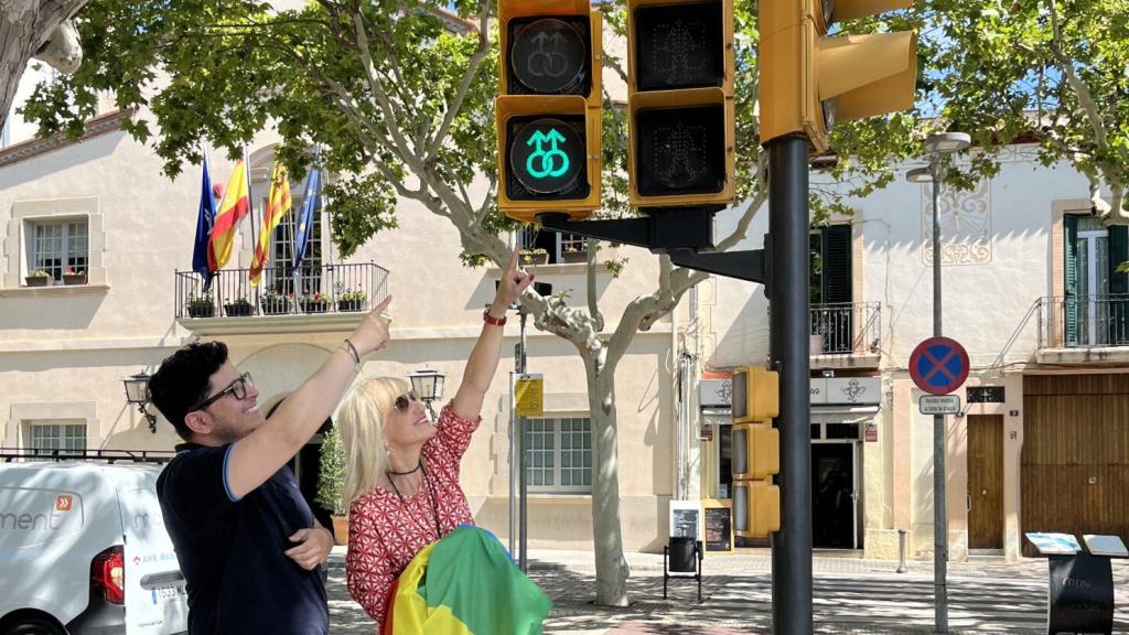 La alcaldesa de Esplugues, Pilar Díaz, y el regidor Carlos Durán señalan la simbología gay de uno de los semáforos del municipio