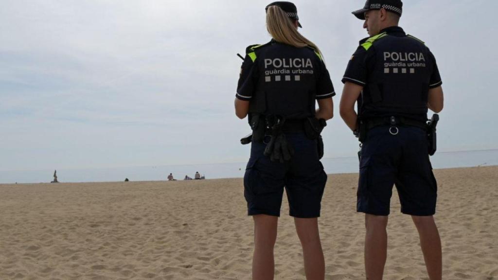 Dos agentes de la Guardia Urbana en la playa de Barcelona