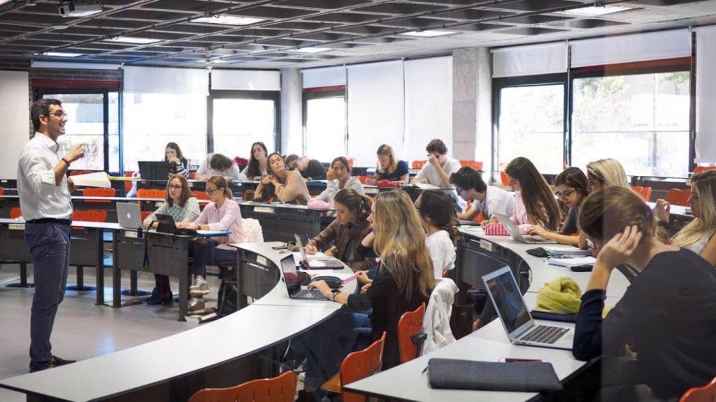 Alumnos en clase en la Universidad Internacional de Catalunya (UIC)