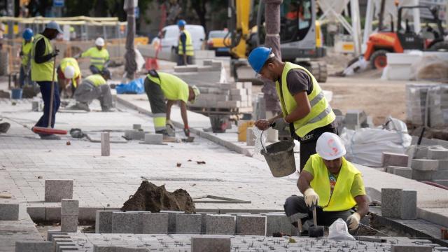 Trabajadores realizando obras en las Ramblas de Barcelona