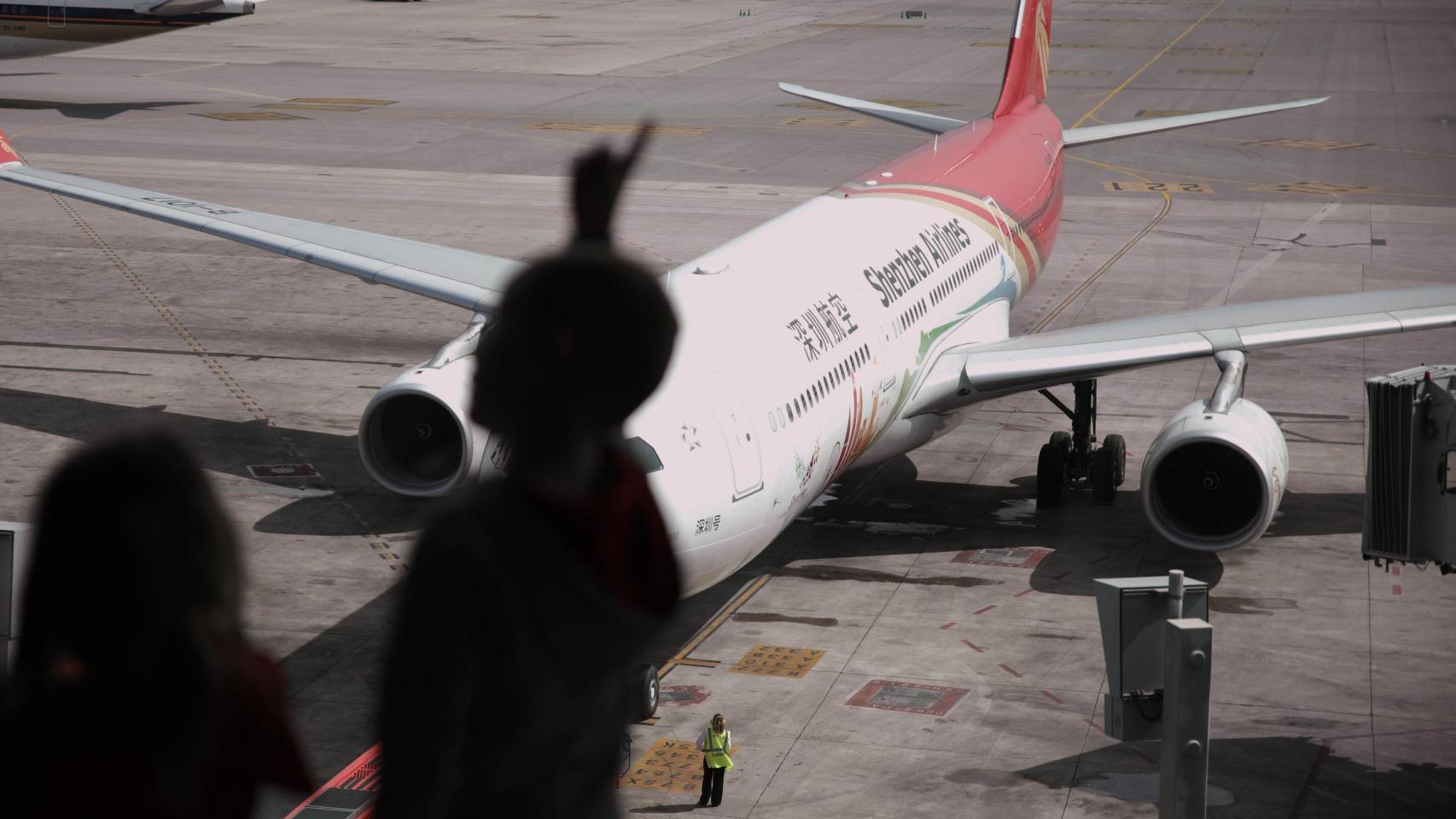 Un avión de Shenzen Airlines en el Aeropuerto de Barcelona-El Prat