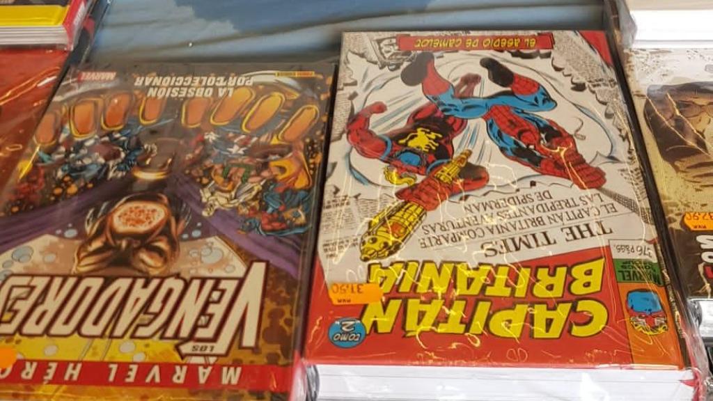 Cómics mojados a causa de las goteras en el mercado de Sant Antoni