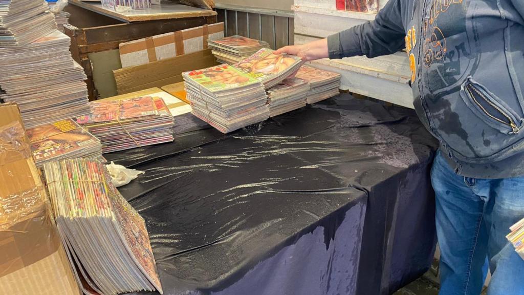 Las goteras causan desperfectos en las paradas de libros del mercado de Sant Antoni