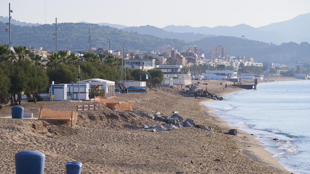 Efectos de la regresión del mar en la playa dels Patins a Vela, en Badalona