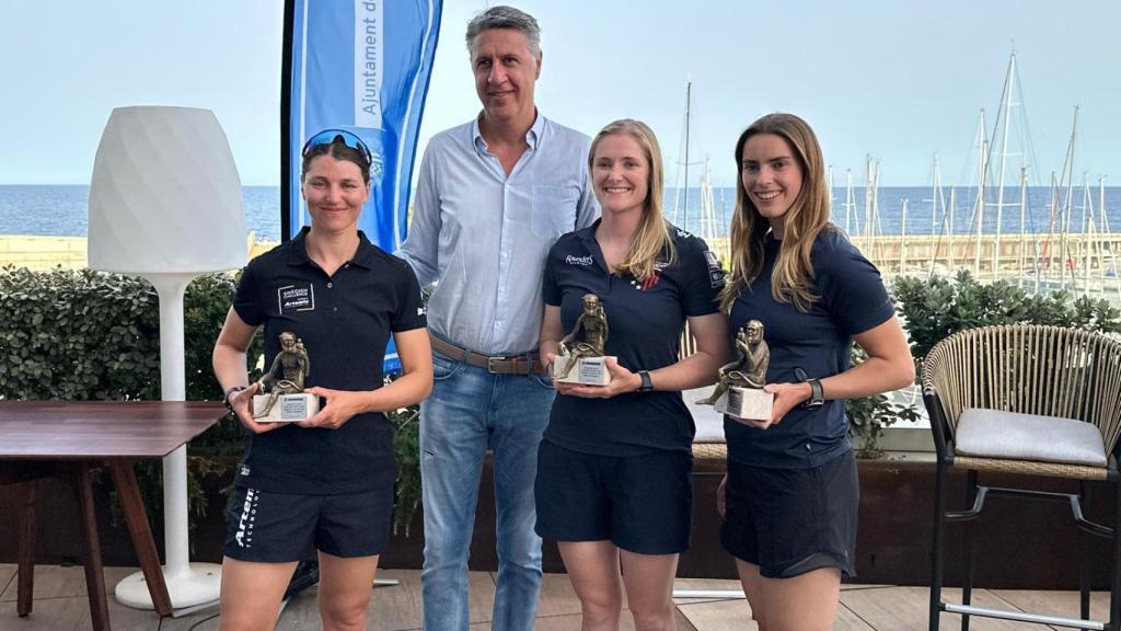 Xavier García Albiol con las integrantes de los equipos para la Copa América