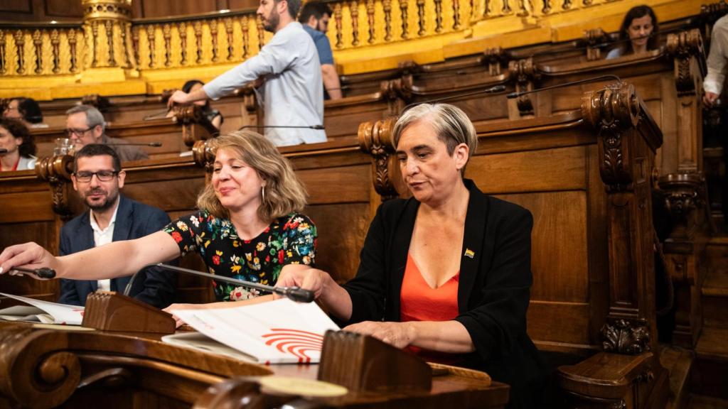 Ada Colau y Janet Sanz en un pleno del Ayuntamiento de Barcelona