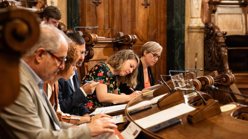 Ada Colau y Janet Sanz en el Ayuntamiento de Barcelona