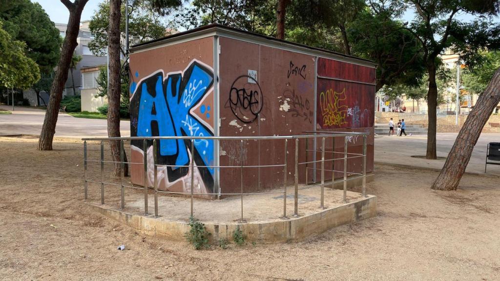 El chiringuito del parque de la Guineueta, cerrado y vandalizado