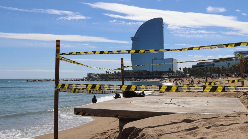 Estado de la playa de la Barceloneta tras el temporal Nelson, en Barcelona