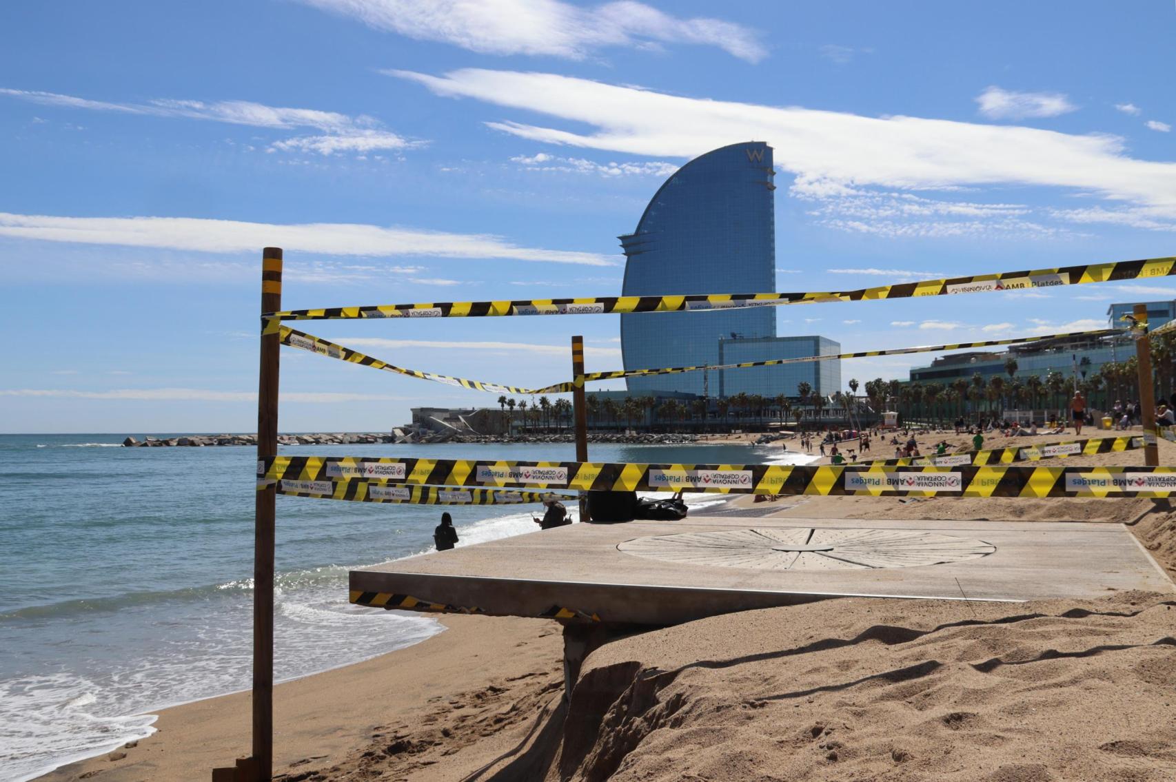 Estado de la playa de la Barceloneta tras el temporal Nelson, en Barcelona