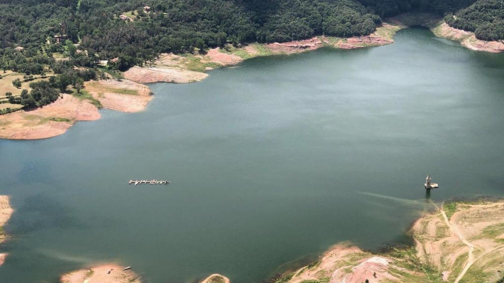 El pantano de Sau, con la Iglesia ya rodeada de agua, a finales de junio