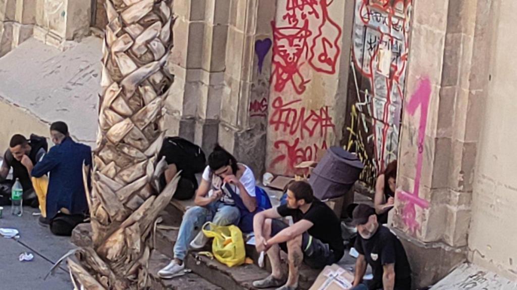 Varias personas drogándose y vendiendo bicicletas robadas en el Arc de Sant Agustí