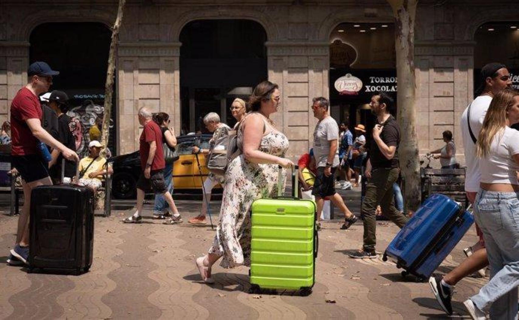 Varias personas pasean por la Rambla en Barcelona