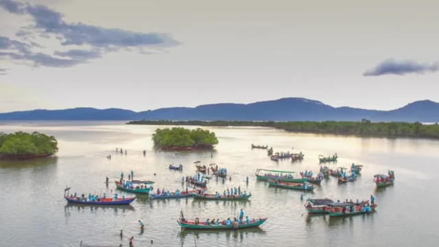 Un lago con trabajadores en Camboya