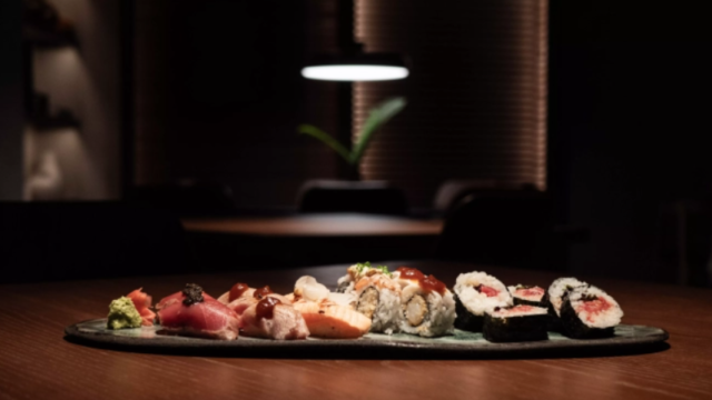 Bandeja de sushi variado del restaurante Nomo