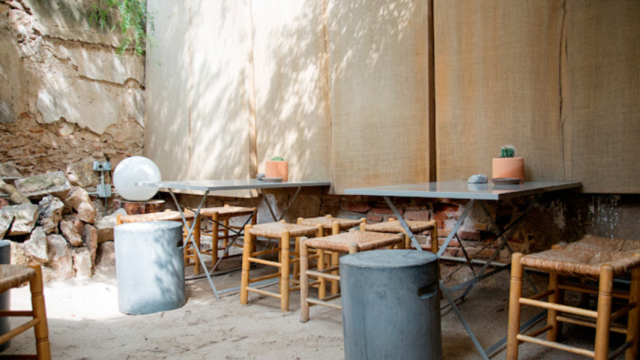 El bar más curioso está escondido en un precioso barrio de Barcelona: tiene una playa dentro