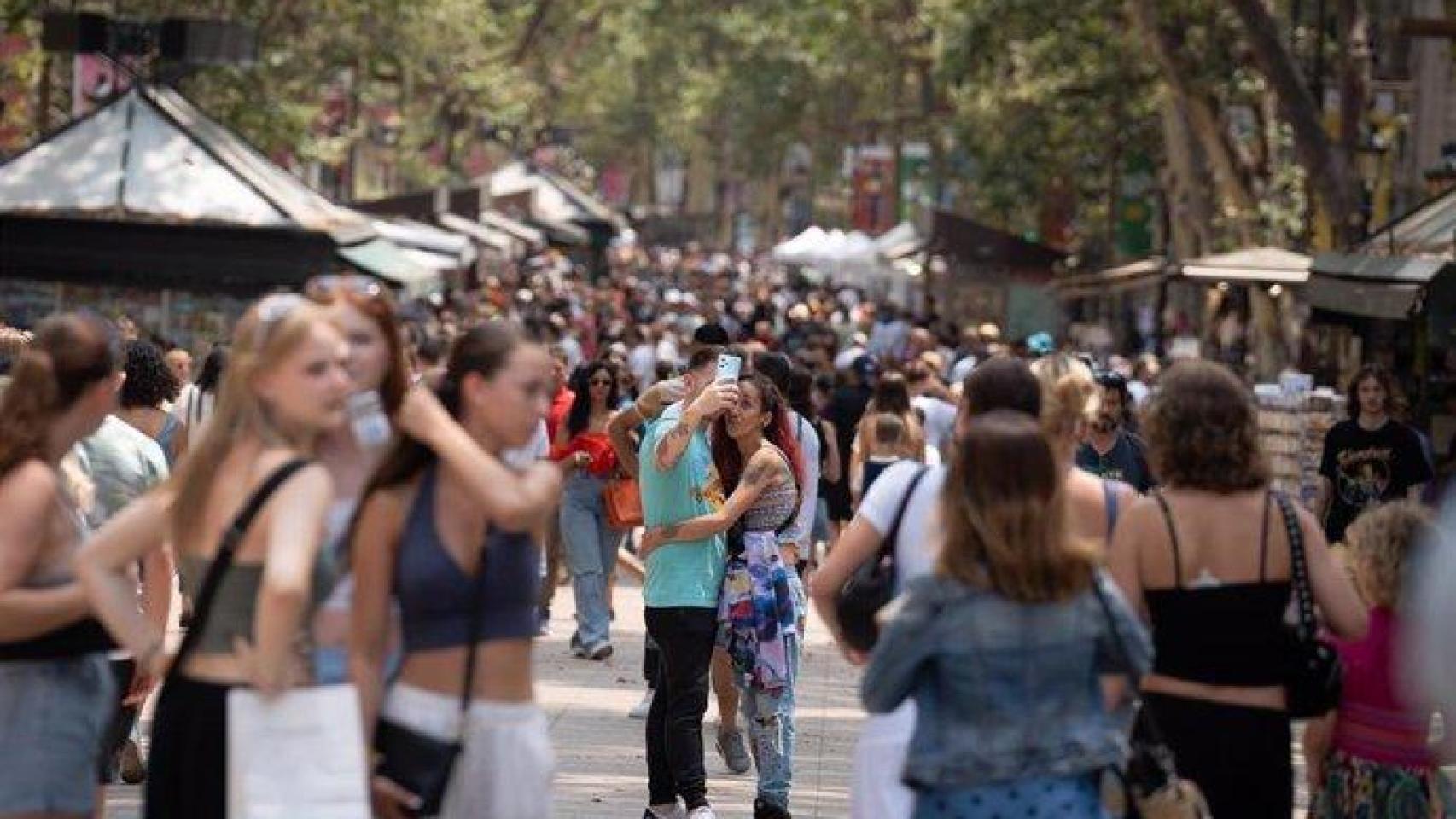 La Rambla de Barcelona, llena de turistas en una imagen de archivo