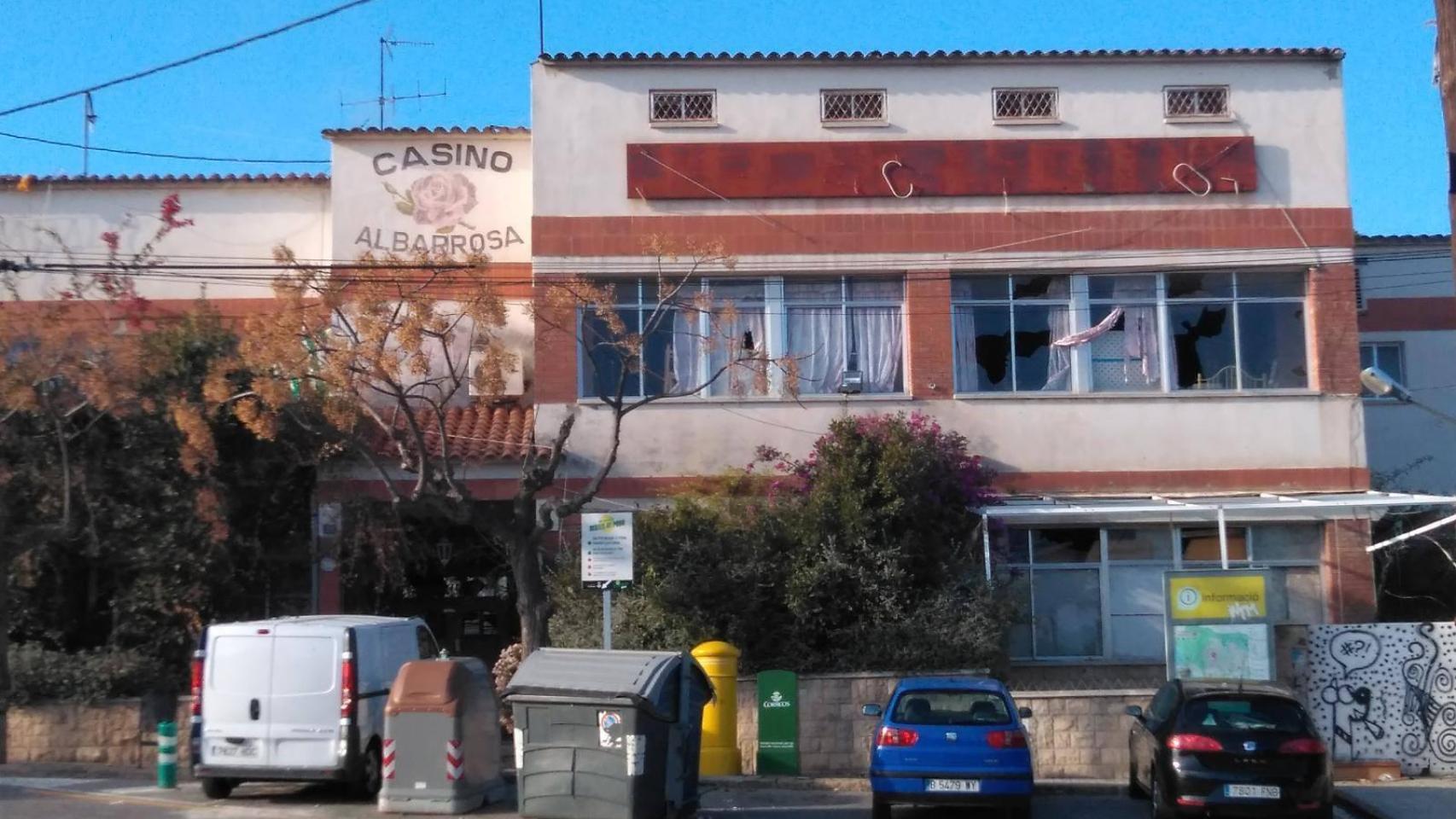 El Casino de Albarrosa, actualmente okupado por grupos violentos