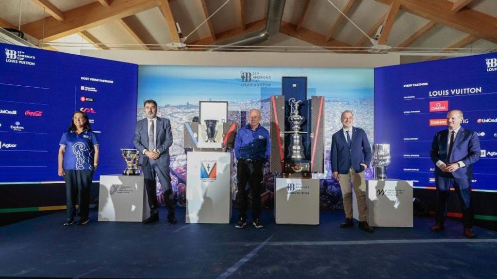 Aurora Catà, Lluis Salvadó, Grant Dalton, Jaume Collboni y Albert Castellanos posan junto a los trofeos