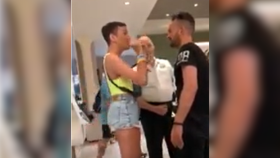 Absuelven al hombre que amenazó con hacerle hetero a hostias a un joven en Barcelona